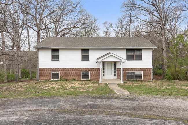 Bi-level home with brick siding | Image 37