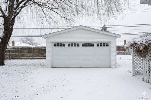 24643 Lambrecht Ave, Eastpointe, MI, 48021-1227 | Card Image