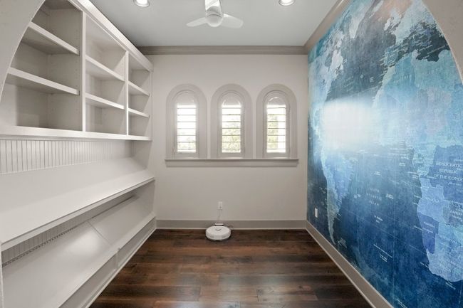 Upstairs loft/library area. | Image 30