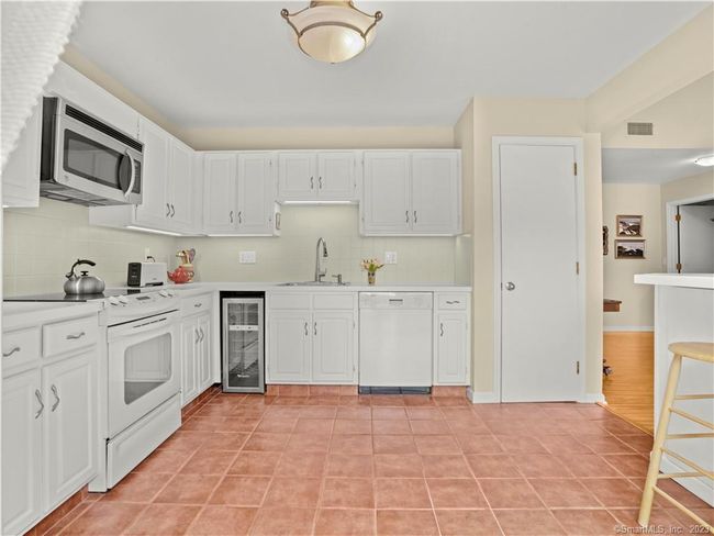 Kitchen with lots of counter space | Image 14
