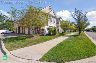 17200 Addington Drive, Condo with 2 bedrooms, 2 bathrooms and null parking in Commerce Twp MI | Image 3