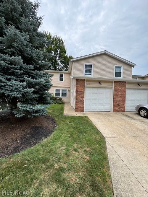 8216 Lancaster Dr, Mentor, OH, 44060-4248 | Card Image
