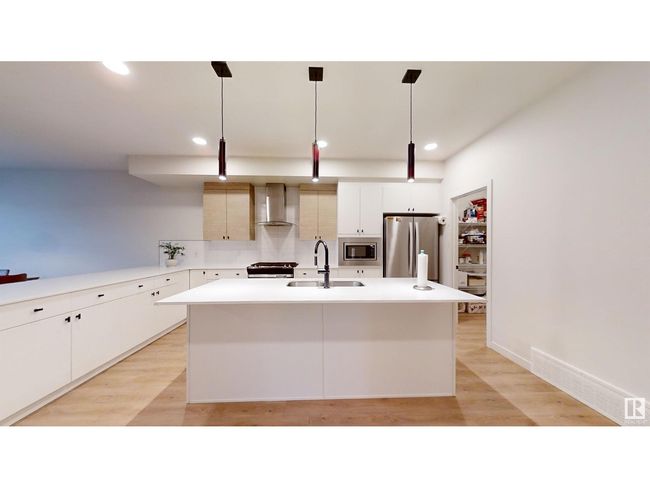 9468 Pear Cres Sw, House other with 3 bedrooms, 3 bathrooms and null parking in Edmonton AB | Image 4