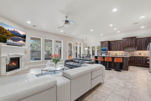 127 Deerchase Dr, Conroe, TX, 77384-5605 | Card Image