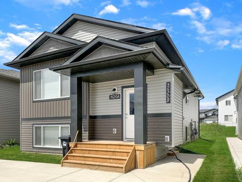 B - 9520 112 Avenue, Home with 3 bedrooms, 1 bathrooms and null parking in Clairmont AB | Card Image