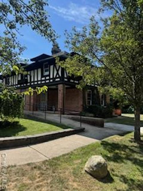 121 Central Blvd, Oakdale, NY, 11769-2302 | Card Image