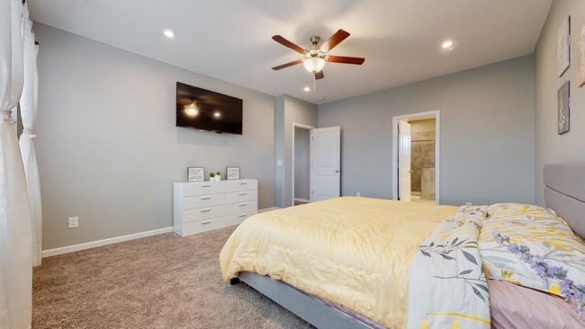 Large primary bedroom | Image 28
