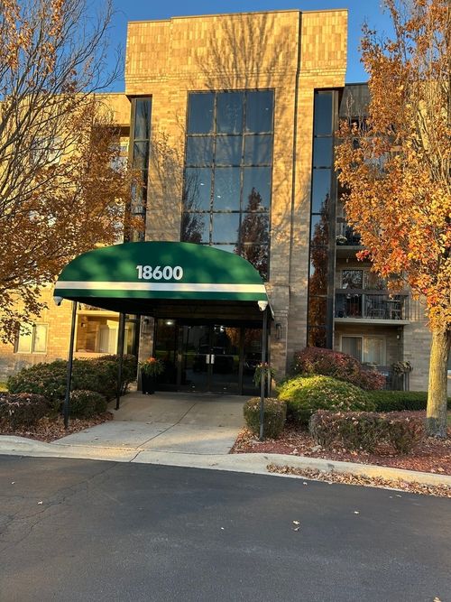 apt-206-18600 Village West Dr, Hazel Crest, IL, 60429-2456 | Card Image