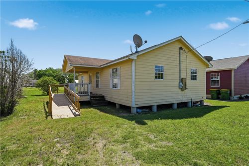 1403 Pecan St, Hearne, TX, 77859-2741 | Card Image