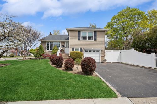 275 Violet St, Massapequa Park, NY, 11762-1146 | Card Image