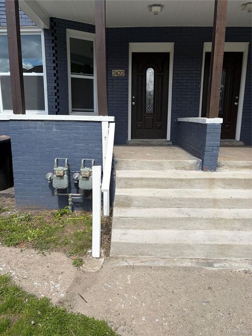 2420 Field St, Detroit, MI, 48214-1755 | Card Image