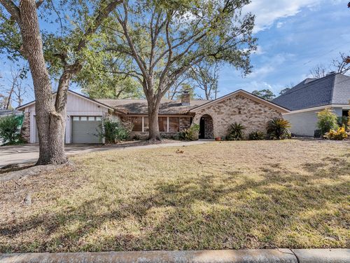 8 Shadowood St, Conroe, TX, 77304-1772 | Card Image