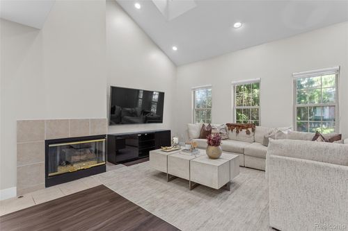 29 W Village Ln, Dearborn, MI, 48124-2233 | Card Image