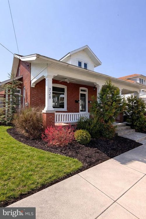 728 Main St, AKRON, PA, 17501-1319 | Card Image
