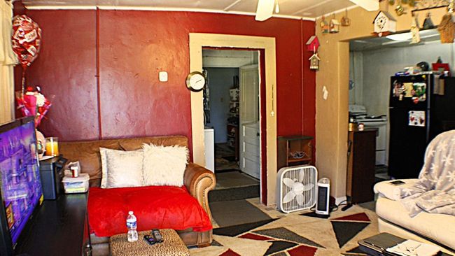 409 N Avenue D, Home with 2 bedrooms, 1 bathrooms and null parking in Waelder TX | Image 11
