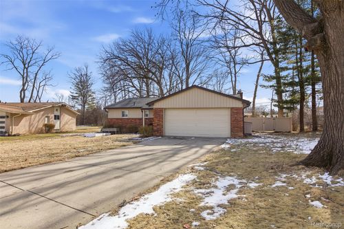 19661 Silver Spring St, Southfield, MI, 48076-5060 | Card Image