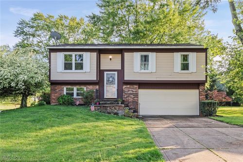 8626 Brentwood Dr, Olmsted Twp, OH, 44138-2115 | Card Image