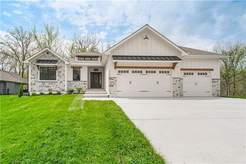 2140 Crooked Creek Dr, Kearney, MO, 64060-8736 | Card Image