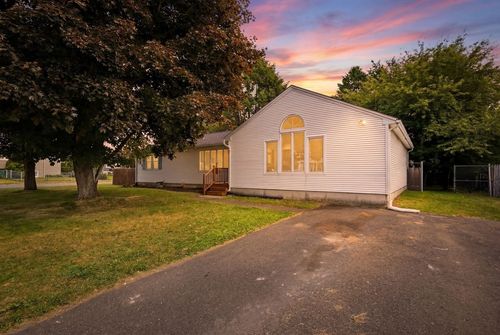 5 Kurtz St, Chicopee, MA, 01013-1475 | Card Image