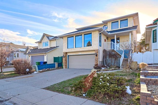 2811 Signal Hill Drive Sw, Home with 4 bedrooms, 3 bathrooms and 4 parking in Calgary AB | Image 2