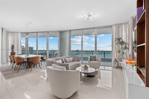 2506-900 Biscayne Blvd, Miami, FL, 33132-1561 | Card Image