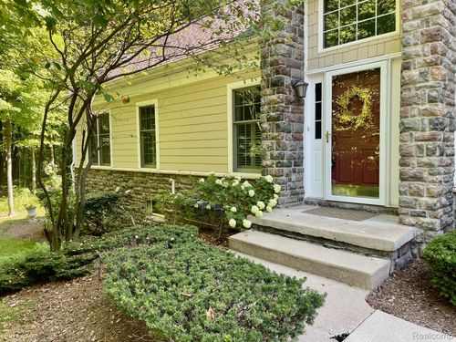 49676 Timber Trl, Novi, MI, 48374-2162 | Card Image