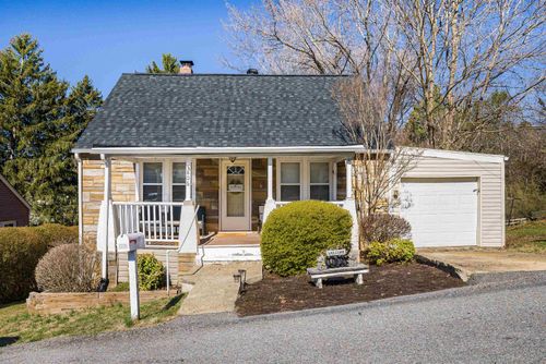 806 Randolph St, STAUNTON, VA, 24401-3541 | Card Image