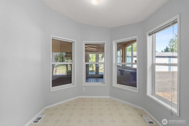 Breakfast/Eating Area in Kitchen | Image 11
