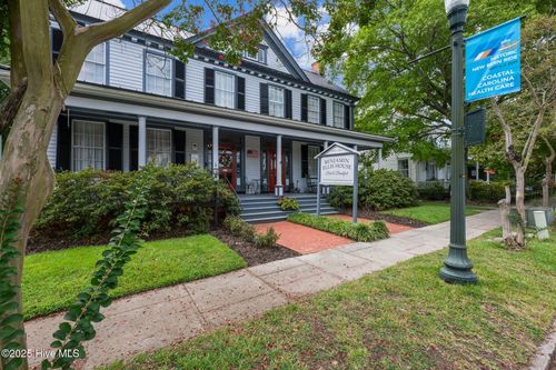 215 Pollock St, New Bern, NC, 28560-4942 | Card Image