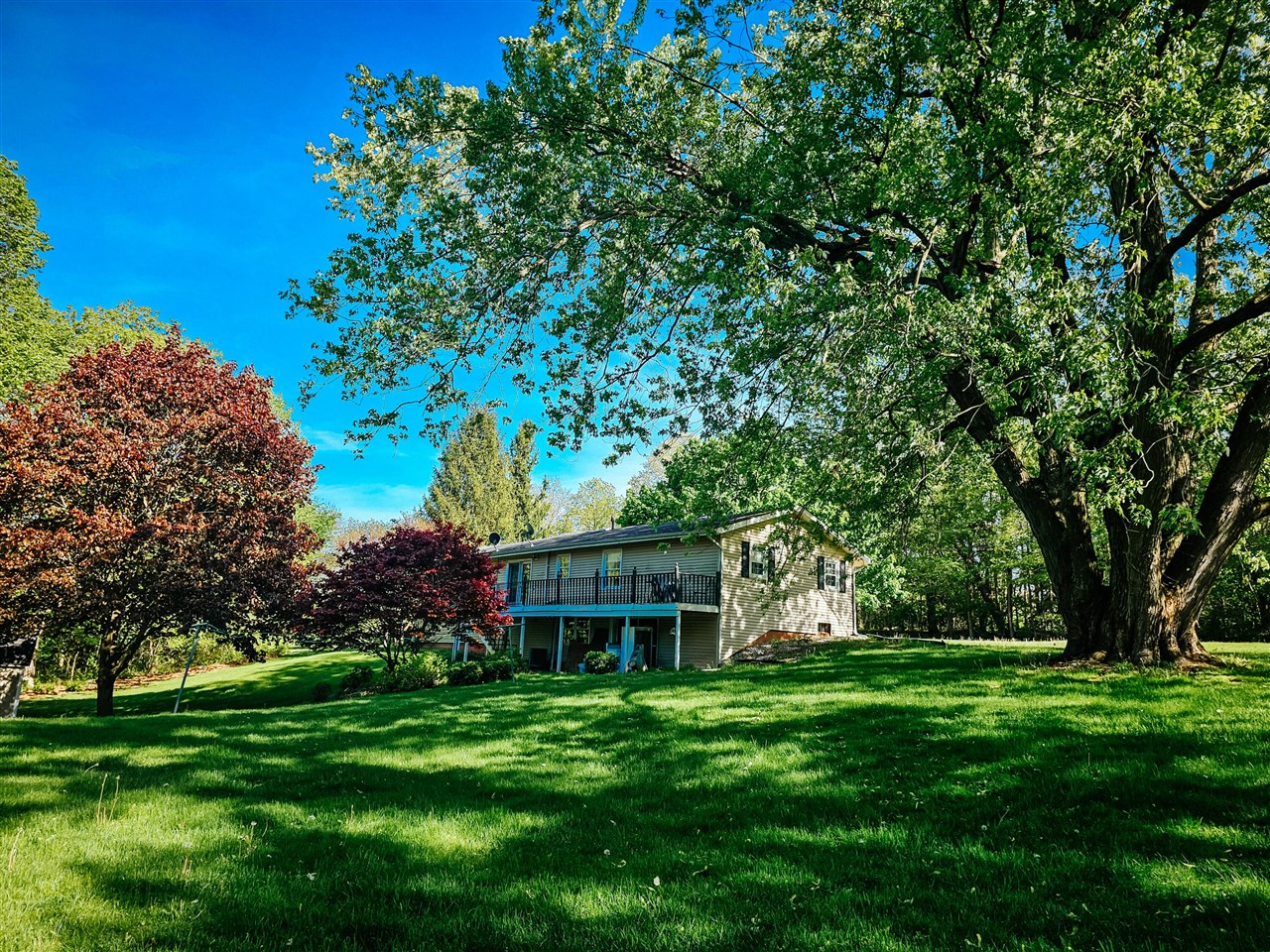 Bacon Rd, Hillsdale, MI 49242