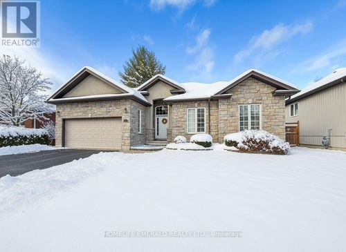 17 Tree Top Street, Essa (Angus), ON, L0M1B2 | Card Image