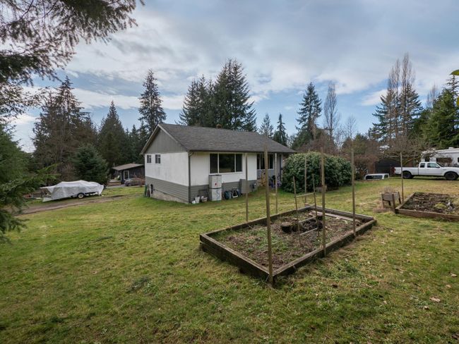 847 Park Road, House other with 3 bedrooms, 1 bathrooms and 5 parking in Gibsons BC | Image 2