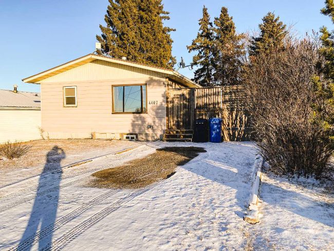 4407 47 Street, Home with 3 bedrooms, 1 bathrooms and 2 parking in Spirit River AB | Image 4