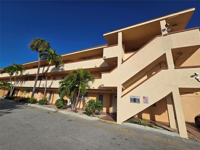 APT-303 - 4500 N Federal Hwy, Condo with 2 bedrooms, 2 bathrooms and null parking in Lighthouse Point FL | Image 5
