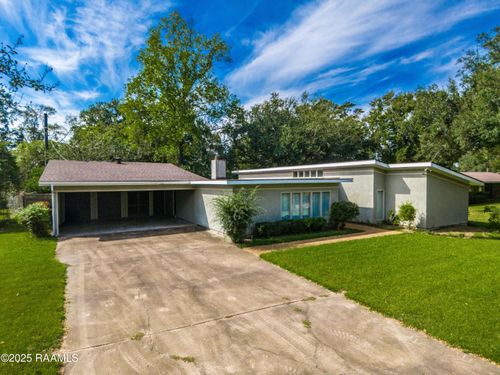 828 Tensas Dr, Opelousas, LA, 70570-8221 | Card Image