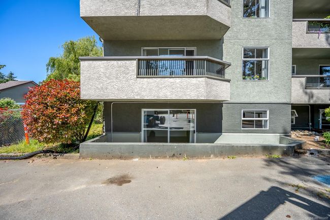 FRONT CORNER UNIT WITH USE OF THE SIDE YARD | Image 21