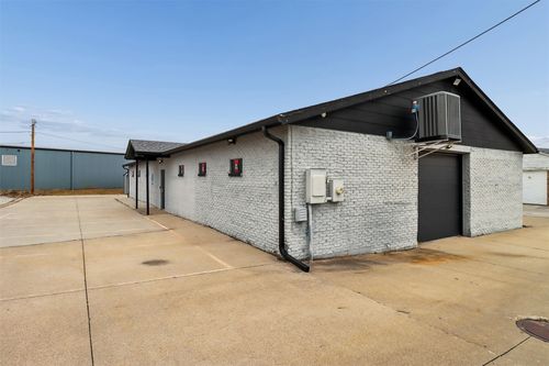 1525 E Army Post Road, Des Moines, IA, 50320 | Card Image