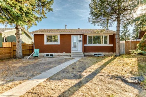 207 Pinecliff Way Ne, Calgary, AB, T1Y3X4 | Card Image
