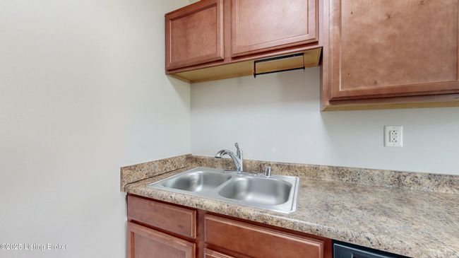 106 Middletown Sq, Condo with 2 bedrooms, 1 bathrooms and null parking in Louisville KY | Image 14