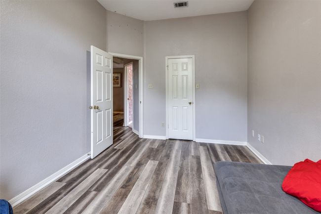 All rooms are spacious with high ceilings and lots of light. | Image 18