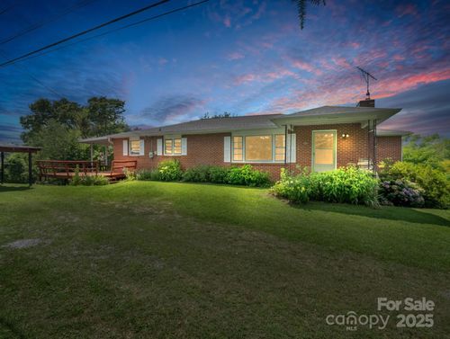 40 Country View Ln, Hendersonville, NC, 28792-6715 | Card Image