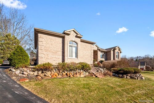 9833 Rolling Greens Dr, Pinckney, MI, 48169-8800 | Card Image