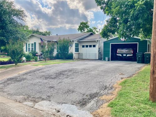 421 W 13th St, Shiner, TX, 77984-5001 | Card Image