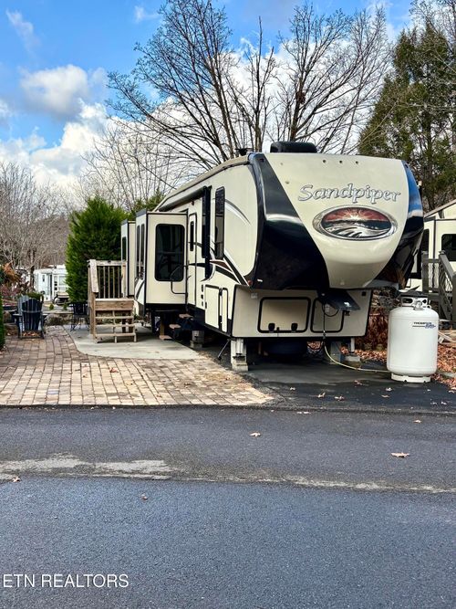 4229 E Parkway, Gatlinburg, TN, 37738-6427 | Card Image