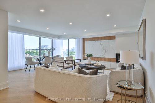 808-447 Walmer Rd, York, ON, M5P2X9 | Card Image
