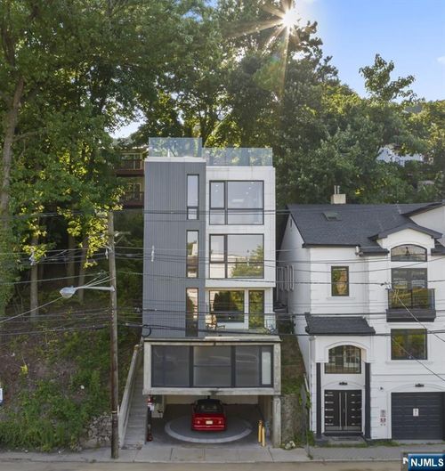 1076 River Rd, Edgewater, NJ, 07020-1313 | Card Image