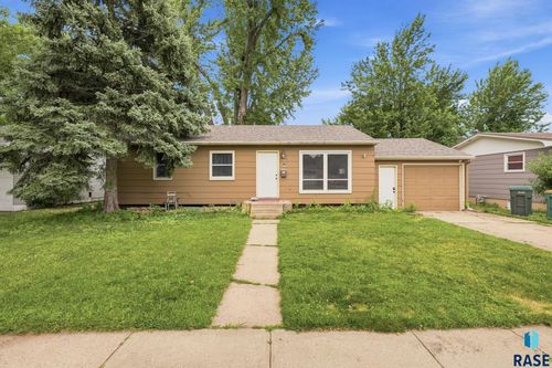 221 E Pam Rd Road, Sioux Falls, SD, 57105 | Card Image