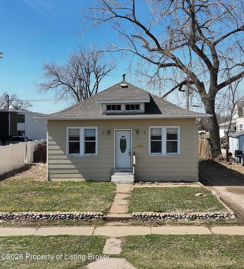 29 10th Ave W, Dickinson, ND, 58601-4829 | Card Image