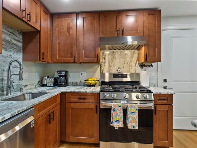 APT-3 - 6 Nelly St, Condo with 2 bedrooms, 1 bathrooms and 2 parking in Wakefield MA | Image 6