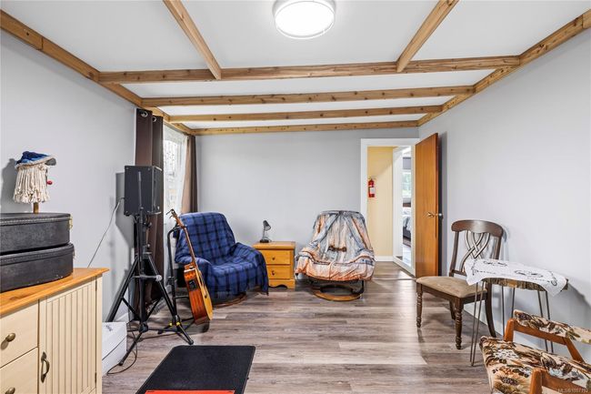 Den / Bonus Room | Image 32